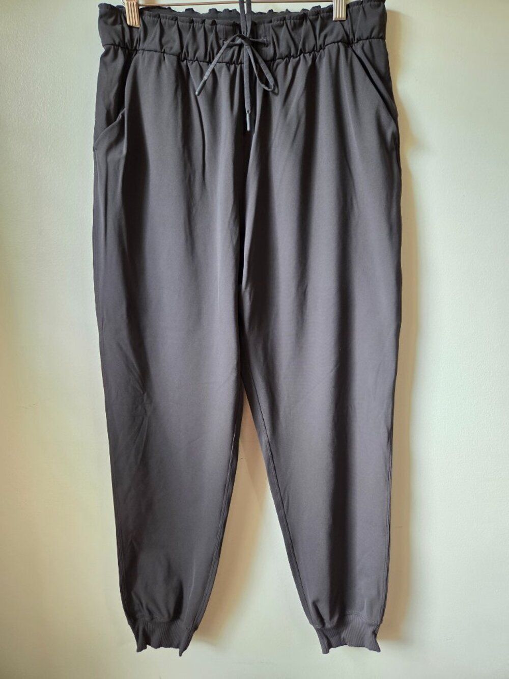 EUC LULULEMON GREY JOGGER PANTS SIZE 10 / M